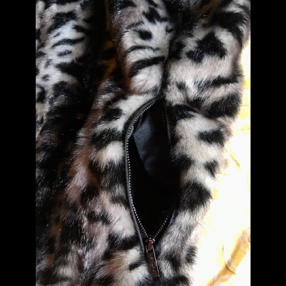 💥Calvin Klein Animal faux fur vest💥 - Picture 2 of 5